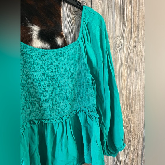 Andree by Unit square neck smocked size medium Kelly green blouse - Picture 4 of 6